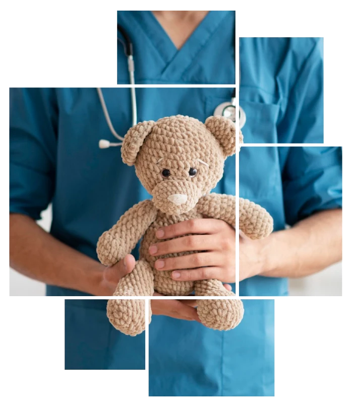 Pediatra sosteniendo un osito de peluche, atención cálida para niños